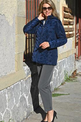 BLOUSON AVEC DES MOTIFS